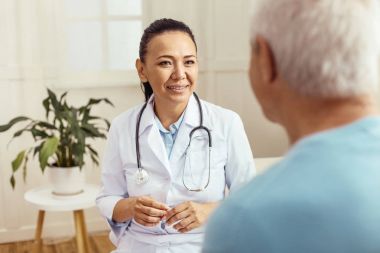 Neşeli yetenekli doktor işini yapıyor