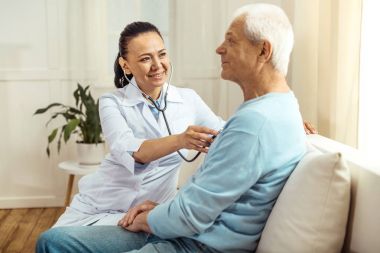 Profesyonel kadın hemşire oskültasyon yapıyor