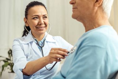 Neşeli iyi Doktor muayene yapıyor