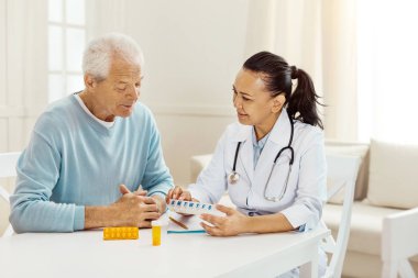 Bir kutu hap ile tutan güzel profesyonel doktor