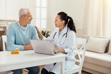 Hoş kadın doktor hastasını destekleyen