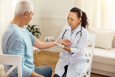 Profesyonel deneyimli doktor hastasını tedavi