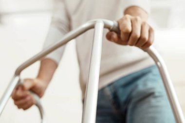 Yürüyen bir çerçevenin bulanık görüntü