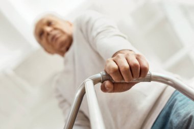 Seçici odak walker tutan bir el