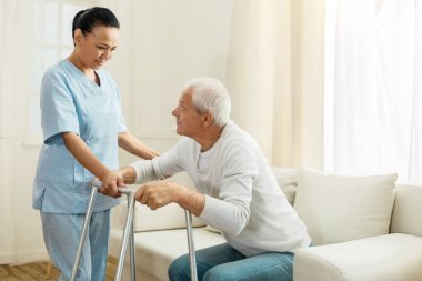 Bir caregiver olarak çalışan olumlu güzel kadın