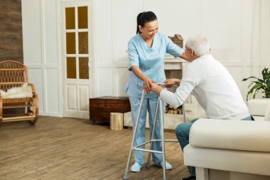 Neşeli mutlu caregiver hastasını için gülümseyen