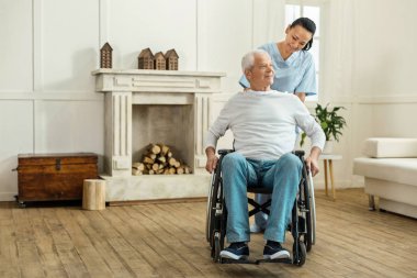 Tekerlekli sandalyede ilerlemeye olumlu iyi adam