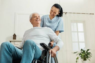 Tekerlekli sandalyede oturan olumlu neşeli adam