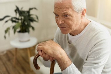 Onun evinde oturan ponponsuz yaşlı adam