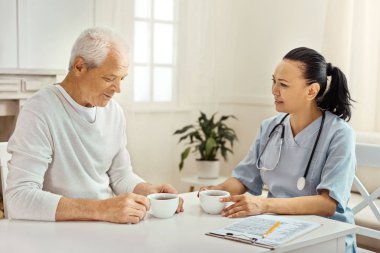 Güzel yaşlı adam hikayesini söylüyor