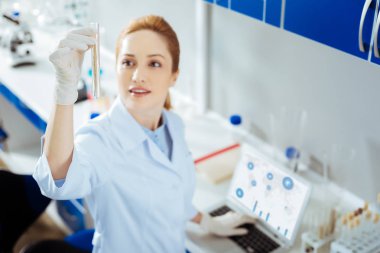 Olumlu memnun uygulayıcısı tüp ile çalışmak