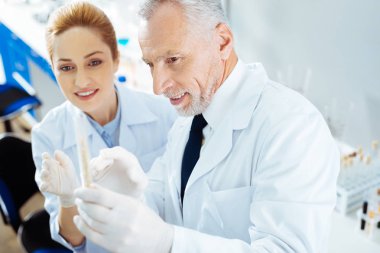 Özenli kadın kulak örneği'arıyor