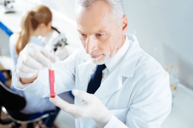 Kendine güvenen araştırmacı pembe reaktif arıyorsunuz