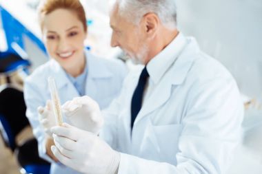 Dostça tartışma gülümseyen iş arkadaşları