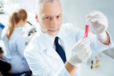 Kameraya bakarak olumlu memnun bilim adamı