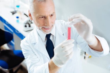 Olumlu memnun araştırmacı sallayarak reaktif