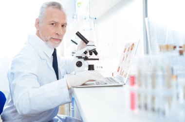 Laboratuarda çalışan ciddi adam