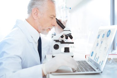 Göz bakarak özenli laboratuar asistanı