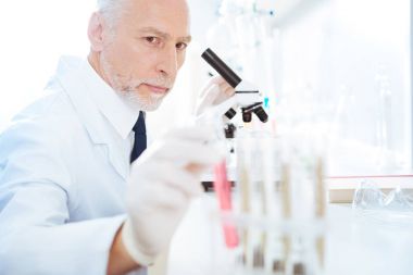 Laboratuarda oturup yakışıklı tıbbi işçi