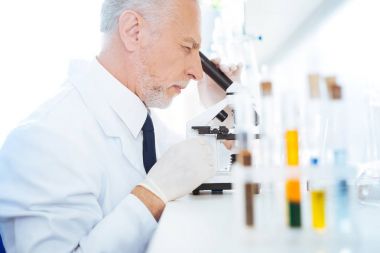 Özenli uygulayıcısı mikroskop ile çalışmak