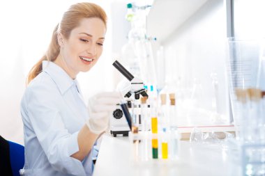 Olumlu memnun kadın alarak test tüpü