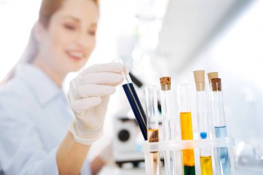 Genç bir işçi silüeti bu deney yapıyor