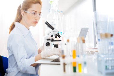 Özenli sarışın onu laptop süre çalışma kullanarak