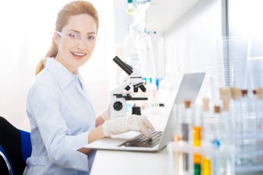 Kameraya gülümseyen pozitif memnun kadın