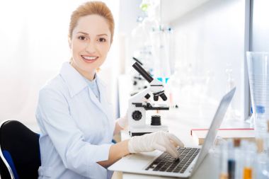 Çekici uygulayıcısı onun bilgisayar ile çalışmak