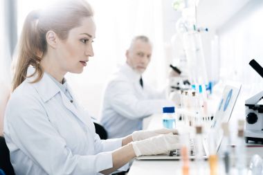 Özenli kadın kişi onun bilgisayar ile çalışma