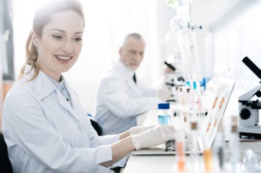 Test tüpleri ile olumlu memnun sarışın bakarak ayarla