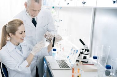 Ciddi Uygulayıcı asistanı duran