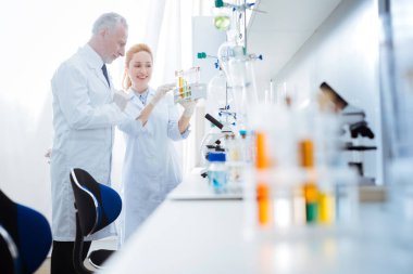 Profesyonel laboratuvarda çalışan yetkili kişilerin