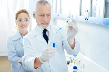 Onun öğretmen duran memnun laboratuar asistanı