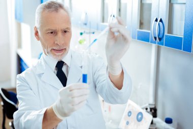 Deney yapan ciddi sakallı erkek