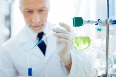 Fotoğraf yeşil reaktif tam olarak şişesi üzerinde duruldu