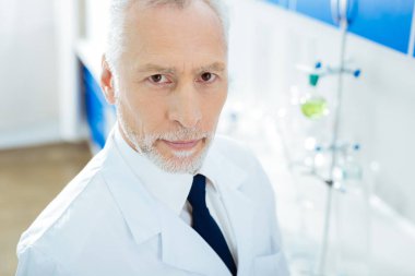 Ciddi Uygulayıcı portresi kameraya poz