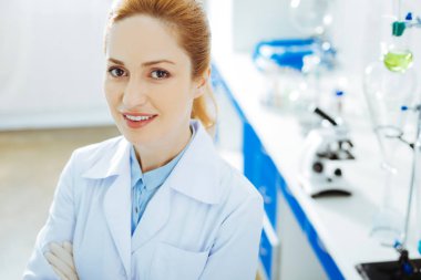 Kameraya bakarak Yardımcısı gülümseyen portresi