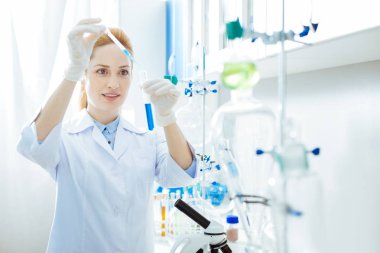 Reaktifler karıştırma memnun laboratuar asistanı