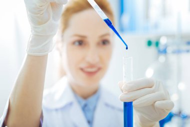 Deneme yapıyor kimyasal pozitif bilim adamı portresi