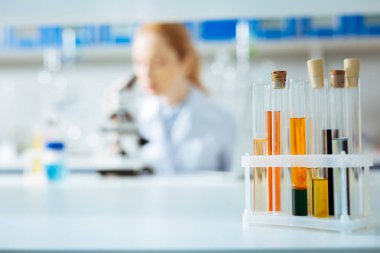 O ayakta beyaz destek cam tüpler yakın çekim