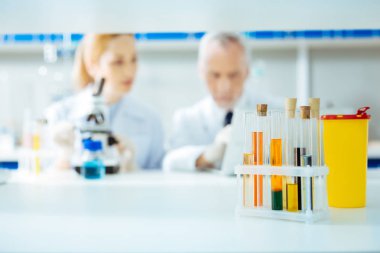 Siluetleri iki meslektaşlarının bu birlikte çalışma