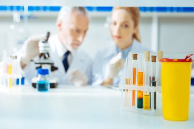 O cam tüplerde olmak renkli reaktifler yakın çekim