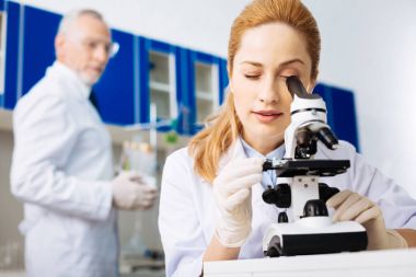 Yetkili uygulayıcı reaktif sınav yapıyor