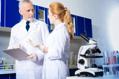 Memnun Profesör genç asistanı arıyor