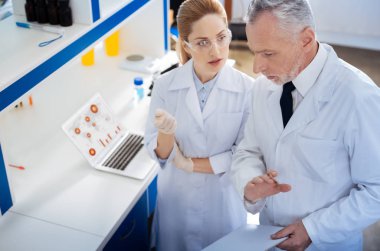 Karışık kadın Profesör tavsiye istiyorum