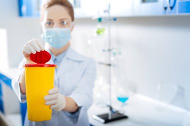 Plastik şişe gösteren memnun kadın kişi