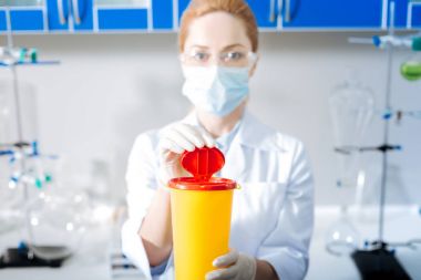 Sarı plastik şişe üzerinde odaklanmış resim