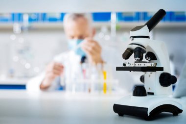 Kullanım için hazır olmak mikroskop yakın çekim