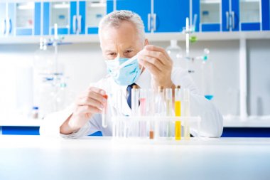 Ciddi Uygulayıcı portresi o karıştırma reaktifler